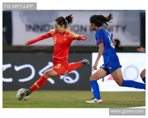 法国名帅特鲁西埃亲临大连市第十七中学指导女足训练激励年轻球员成长